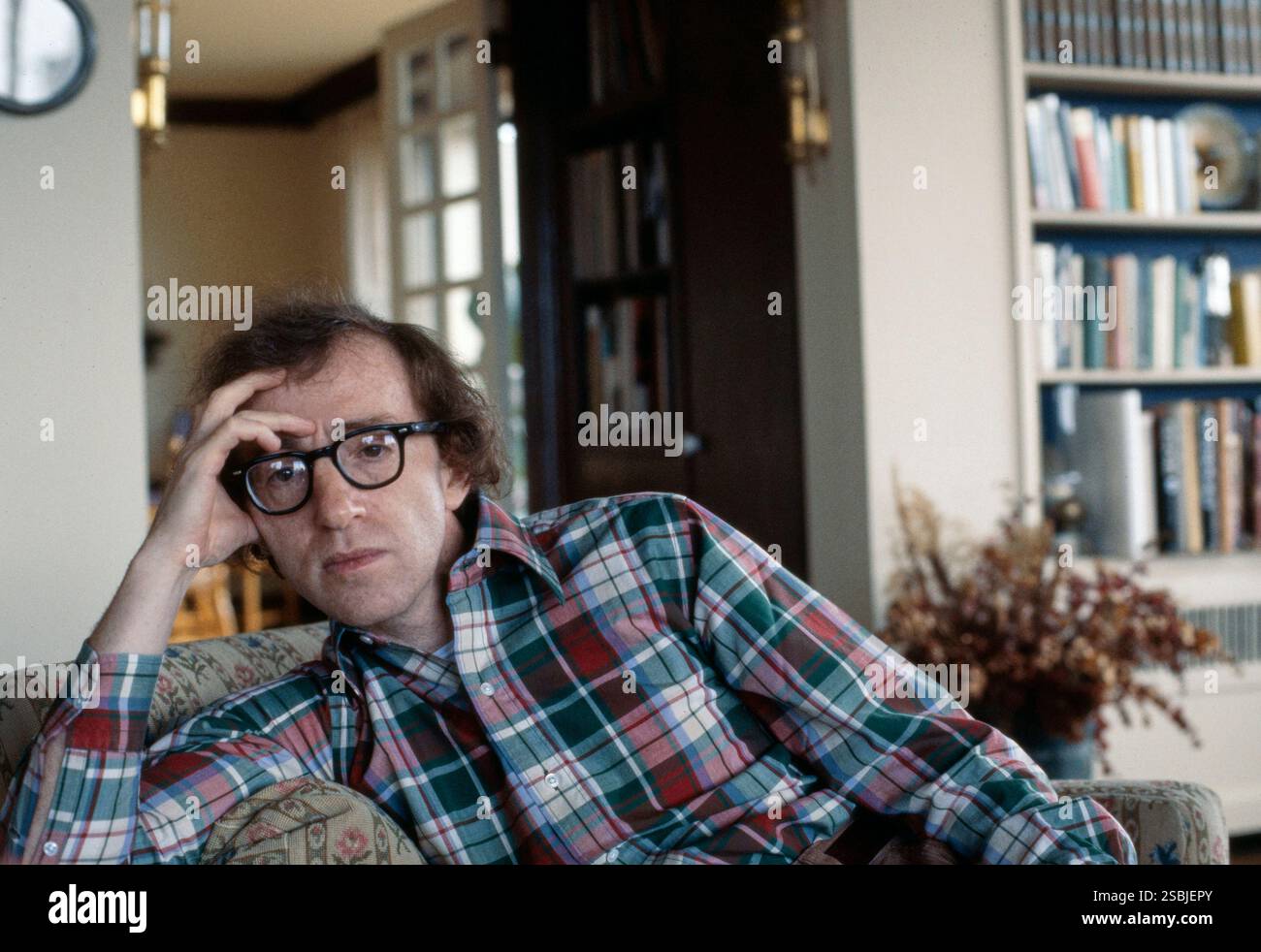 Woody Allen, amerikanischer Fillermacher, 1978 zu Hause. Fotografiert von Bernard Gotfryd. Stockfoto