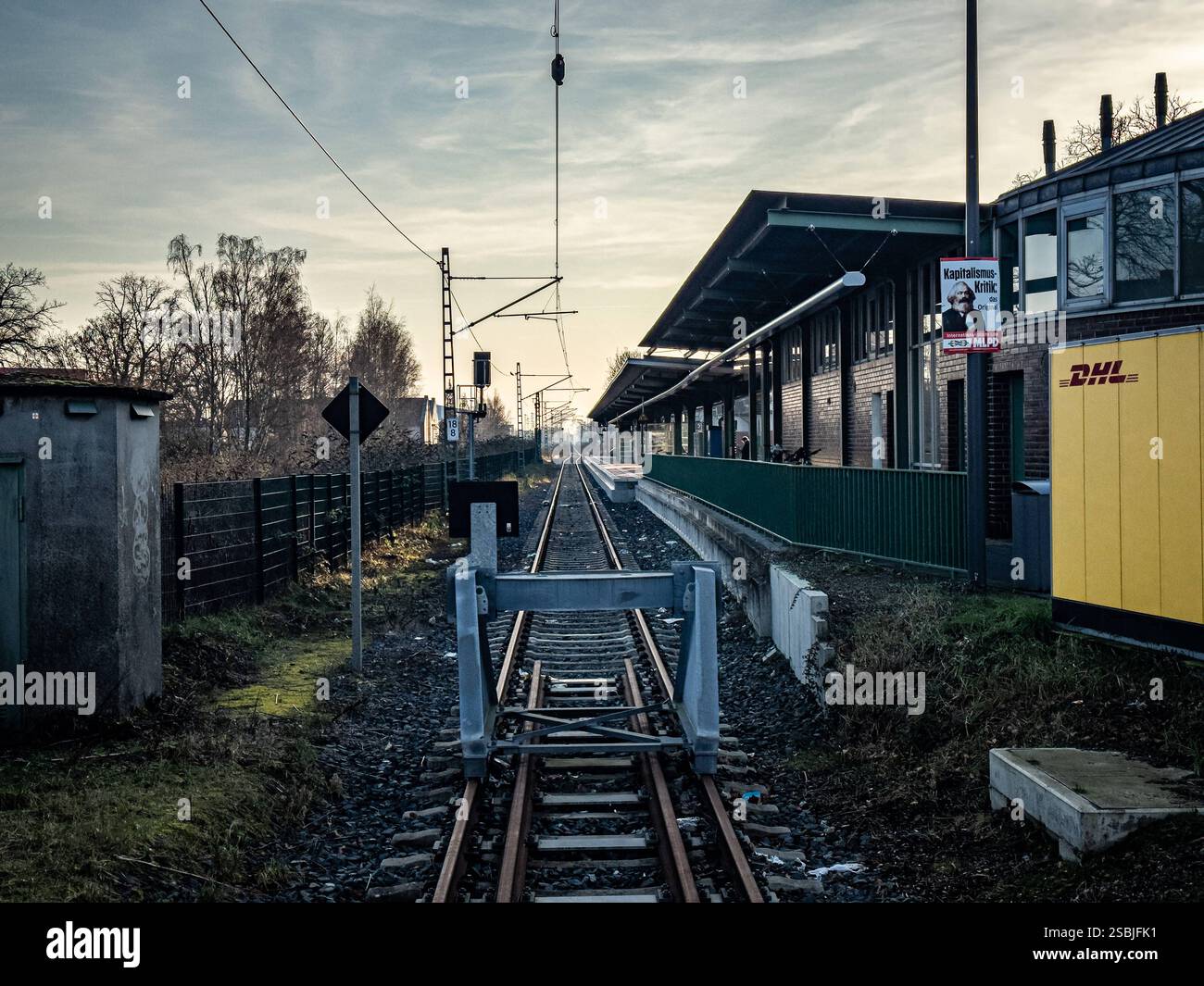 Bocholt, Deutschland, NRW, Europa, Bahnhof, Endstation, Deutsche Bahn, Nahverkehr, Schienenverkehr, Mobilitätswende, Infrastruktur, öffentliche Verkehrsmittel, COâ-Reduktion, Klimaschutzmaßnahmen, Fahrgastzahlen, Deutschlandticket, Verkehrsverbund Rhein-Ruhr, Pendler, Zugausfälle, Fahrplanänderungen, Bahnhofsmodernisierung, Barrierefreiheit, Smart City, Digitalisierung, DHL Packstation, Paketlogistik, Kapitalismuskritik, politische Plakate, Stadtentwicklung, regionale Wirtschaft, Stilllegung, Streckenausbau. Copyright: XJOERANxSTEINSIEKx Stockfoto