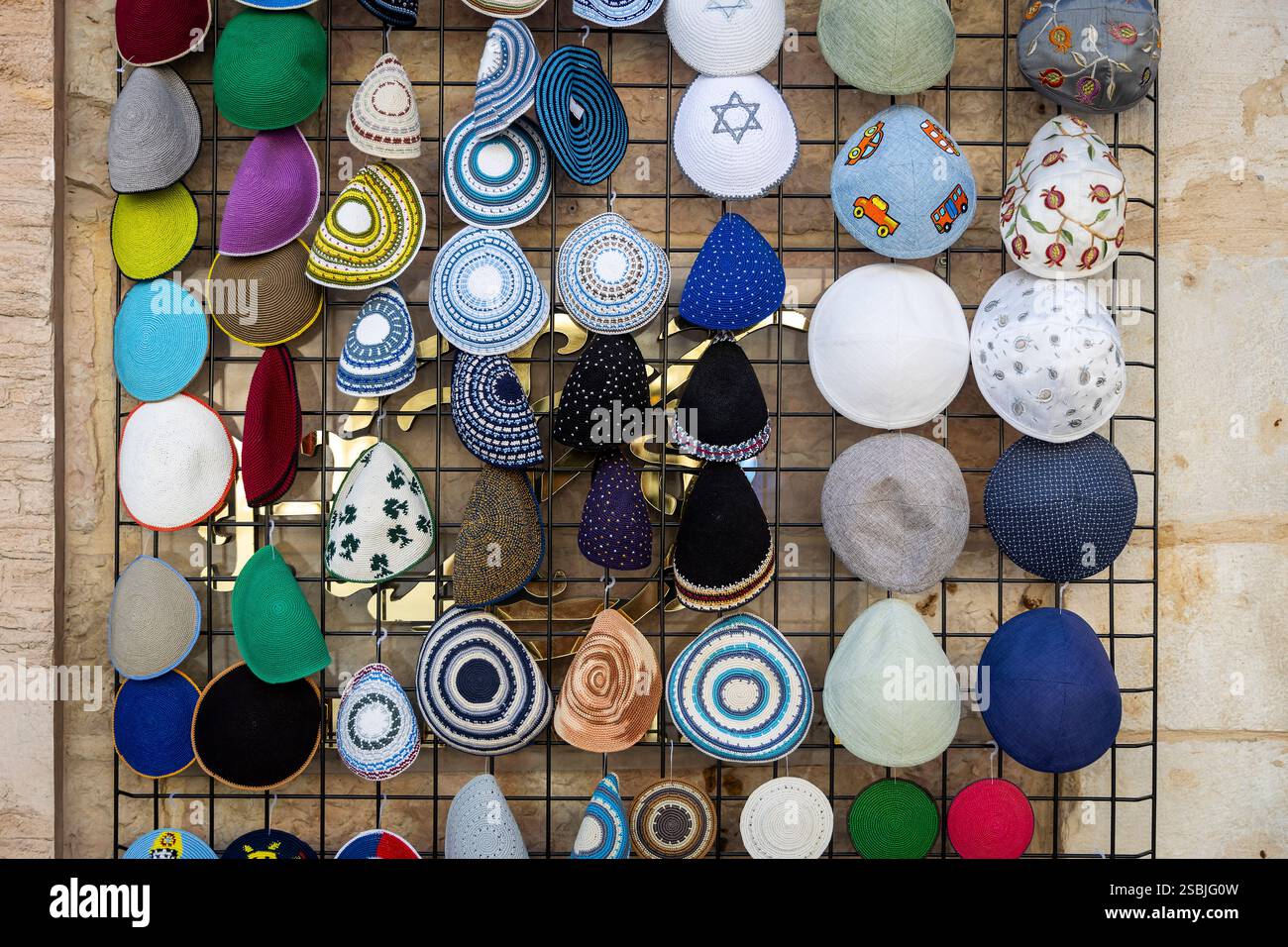 Gestrickte Kippahs mit verschiedenen Mustern, Ornamenten und dem Stern Davids werden in einem Geschäft verkauft. Stockfoto