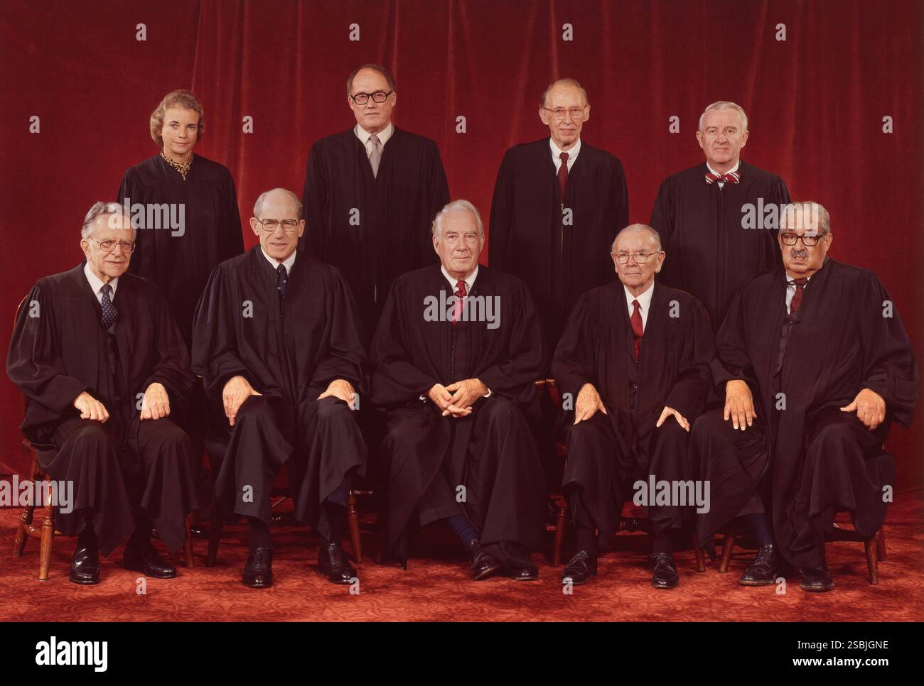 Der Oberste Gerichtshof der USA, 1985. William H. Rehnquist: Der Chief Justice, William J. Brennan, Byron R. White, Thurgood Marshall, Harry A. Blackmun, Lewis F. Powell Jr., John Paul Stevens, Sandra Day O’Connor und Potter Stewart. Stockfoto