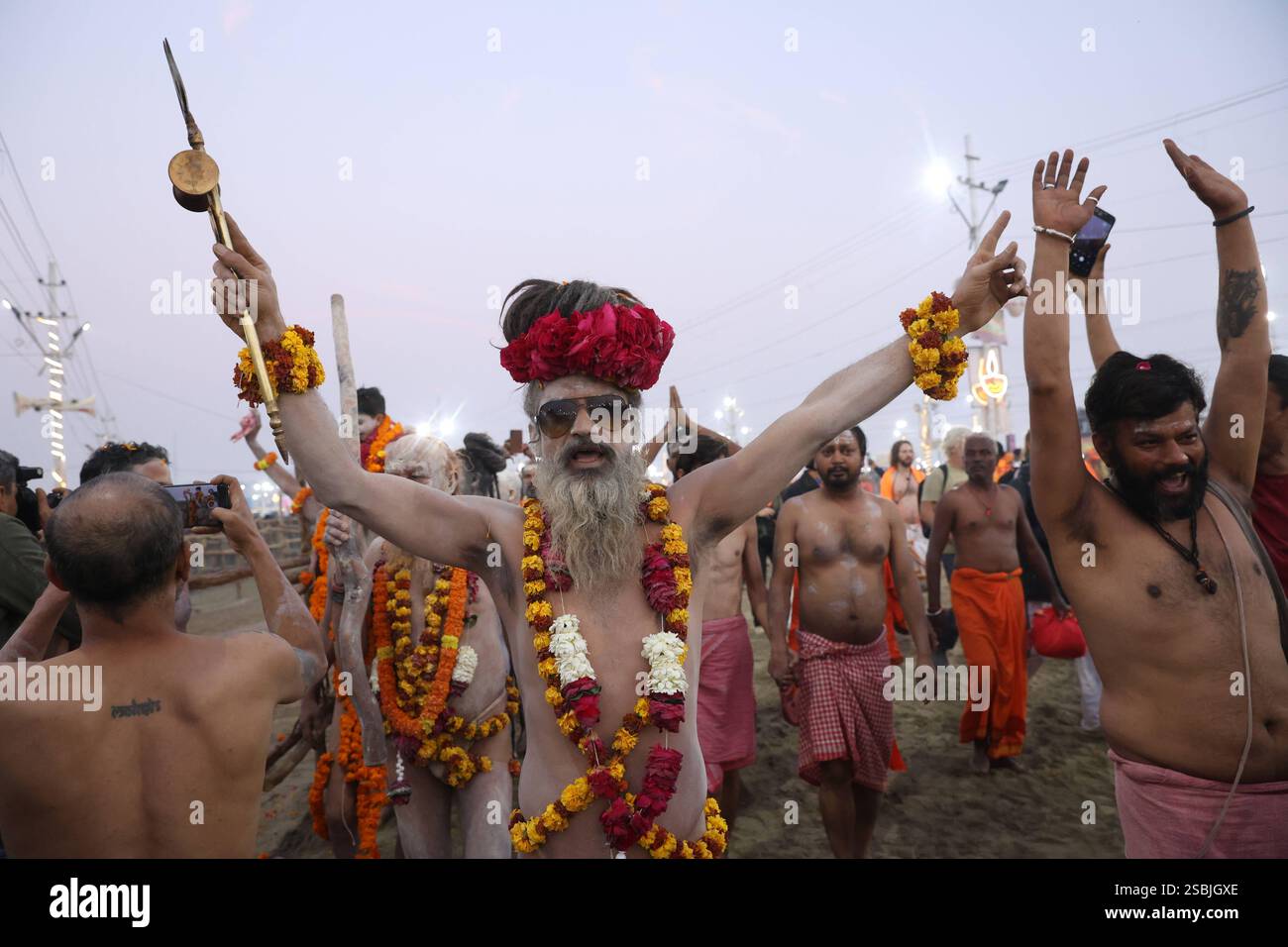 Maha Kumbh Mela in Prayagraj, Indien Sadhus oder Hinduheilige Männer kommen an, um ein heiliges Bad zu nehmen, das Shahi Snan genannt wird, am Sangam oder am Zusammenfluss von Ganges, Yamuna und Saraswati Fluss, am dritten königlichen Bad anlässlich des glückverheißenden Anlasses von Basant Panchami während der Maha Kumbh Mela, in Prayagraj, Indien am 03. Februar 2025. Den Berichten zufolge nahmen mehr als sieben Millionen Gläubige den heiligen Absturz der verheißungsvollen Anschuldigung. Maha Kumbh Mela ist ein religiöses Hindufest und eine Wallfahrt, die alle 12 Jahre an einem von vier heiligen Flüssen in Indien stattfindet. Prayagraj Indien Copyright: XMatrixxImagesx/XR Stockfoto