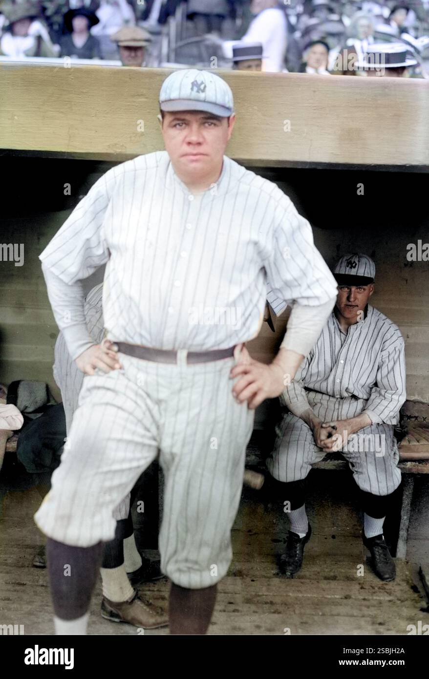 Babe Ruth (1895–1948) war ein US-amerikanischer Baseballspieler, der 22 Spielzeiten in der Major League Baseball verbrachte. Er war einer der ersten fünf Spieler, die in die National Baseball Hall of Fame gewählt wurden und gilt als einer der größten Sporthelden der amerikanischen Kultur. Bain News Service, 1921. Stockfoto