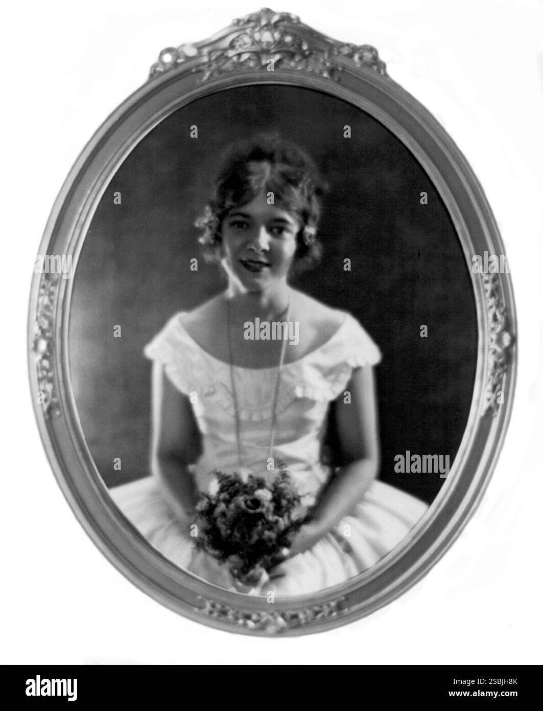 Helen Hayes MacArthur (10. Oktober 1900 - 17. März 1993) war eine amerikanische Schauspielerin, deren Karriere 80 Jahre dauerte. Sie erhielt schließlich den Spitznamen First Lady of American Theatre und war eine von 15 Personen, die einen Emmy, einen Grammy, einen Oscar und einen Tony Award (ein EGOT) gewonnen haben. Hayes erhielt auch die Presidential Medal of Freedom, Amerikas höchste zivile Ehre, von Präsident Ronald Reagan im Jahr 1986. 1988 erhielt sie die National Medal of Arts. Fotodruck von Mary Dale Clarke, 23. November 1921 (beschnitten und gereinigt). Stockfoto