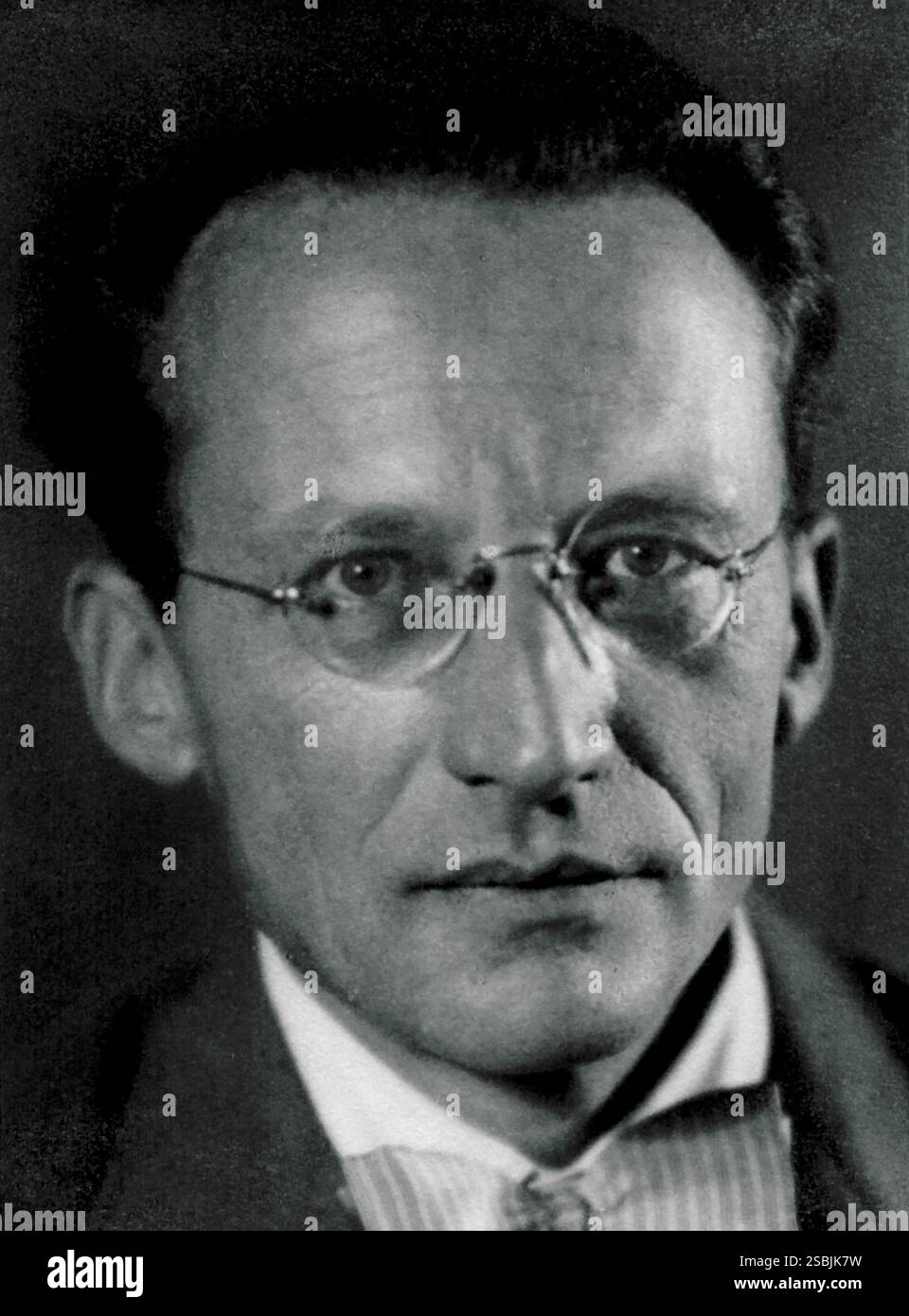 Erwin Schr√∂dinger (1887–1961), österreichisch-irischer Physiker, der eine Reihe grundlegender Ergebnisse in der Quantentheorie entwickelte: Die Schr√∂dinger-Gleichung bietet eine Möglichkeit, die Wellenfunktion eines Systems zu berechnen und wie sie sich dynamisch im Laufe der Zeit ändert. Stockfoto
