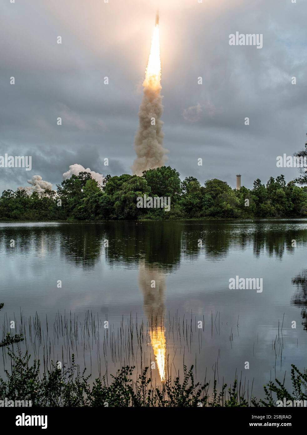 Das James Webb Space Telescope startet am 25. Dezember 2021 an Bord einer Ariane-5-Rakete im Guayana Space Center in Kourou, Französisch-Guayana. Das James Webb Space Telescope ist ein großes Infrarot-Teleskop mit einem 21,3 Fuß großen Hauptspiegel. Die Mission wird jede Phase der kosmischen Geschichte untersuchen, von unserem Sonnensystem bis zu den entferntesten beobachtbaren Galaxien im frühen Universum. Stockfoto