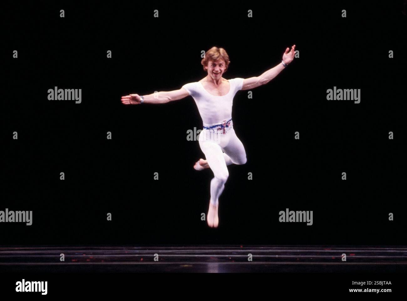 Michail Baryshnikov, Aufführung, ca. 1981. Baryschnikow ist ein in Lettland geborener russisch-amerikanischer Tänzer, Choreograf und Schauspieler. Fotografiert von Bernard Gotfryd. Stockfoto