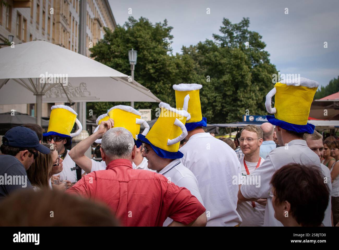 Die Menge trägt Bierbecher Hüte bei einer Veranstaltung im Freien Stockfoto