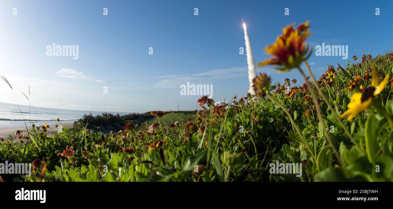 Eine Atlas V-Rakete der United Launch Alliance mit dem Mars 2020 Perseverance rover der NASA startet am Donnerstag, den 30. Juli 2020, vom Space Launch Complex 41 auf der Cape Canaveral Air Force Station in Florida. Stockfoto