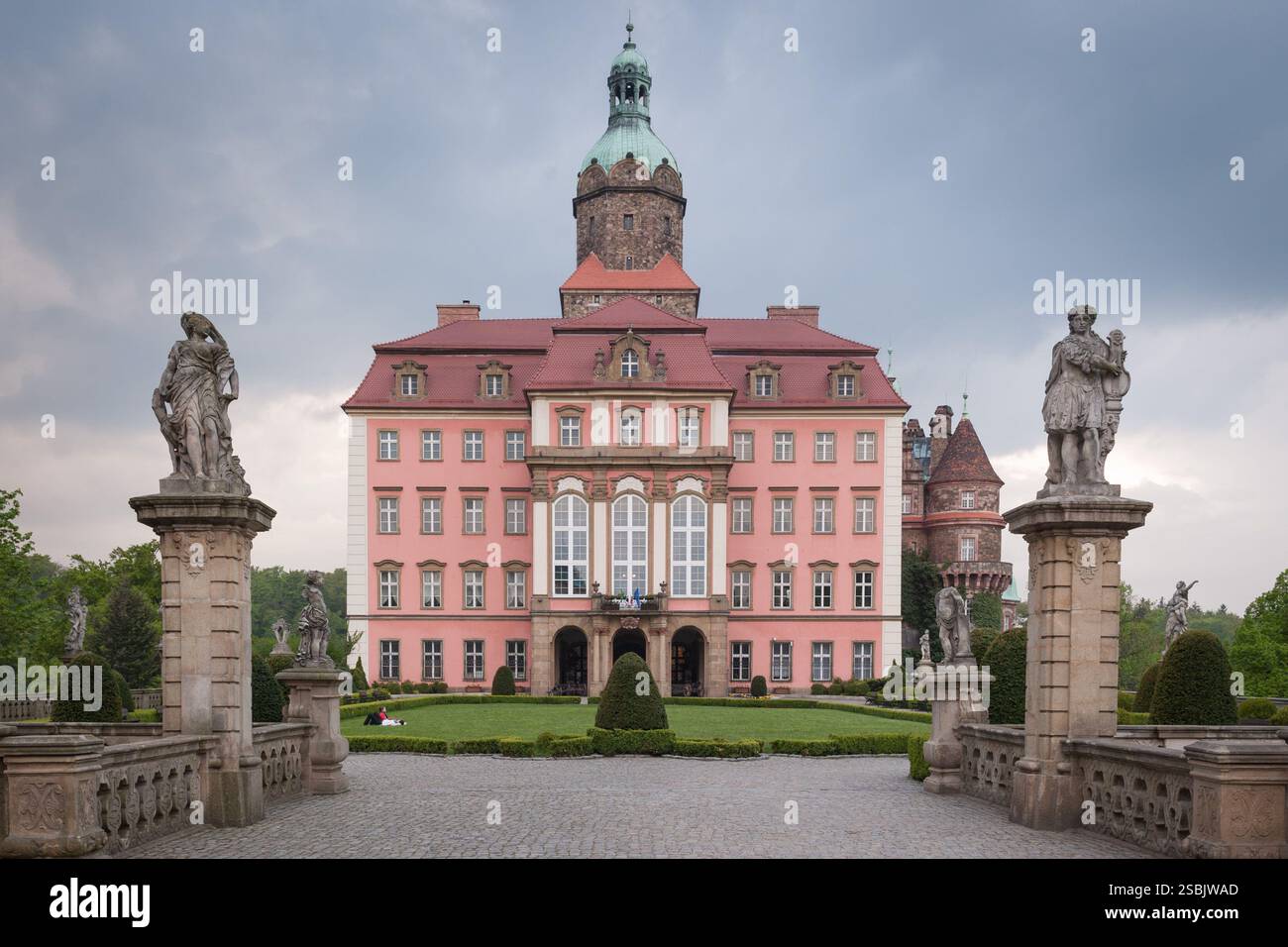 Historisches Schloss mit Statuen und grünem Rasen. Książ Burg Wałbrzych. Stockfoto