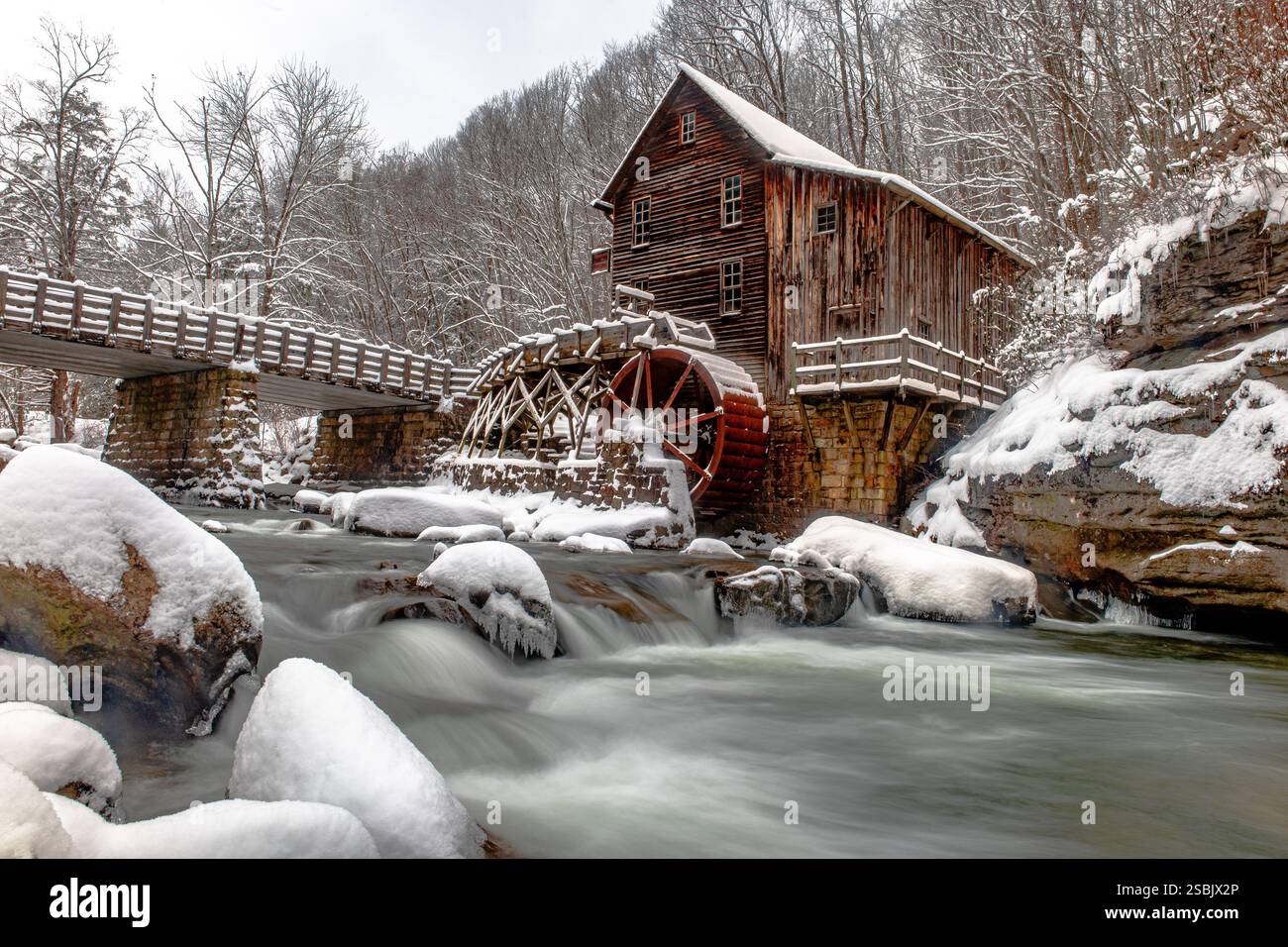 Glade Creek Grist Mill im Winter Stockfoto