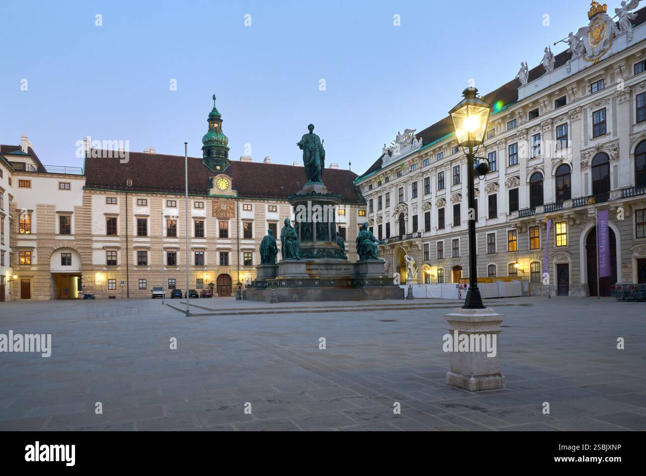 Wien, Österreich – 26. September 2023 Kaiser Franz I. Skulptur Hofburg Burgplatz Wien. Statue Kaiser Franz Joseph I. auf dem Burgplatz. Stockfoto
