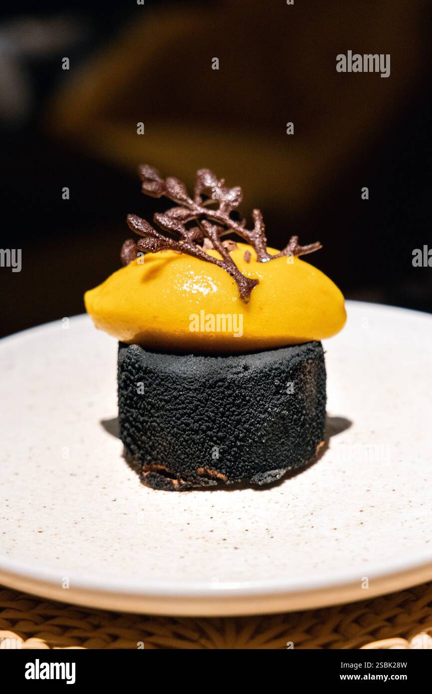 Geräucherte Schokoladenmousse mit Mangosorbet, Yopo Restaurant im Mandrake Hotel, London, England Stockfoto