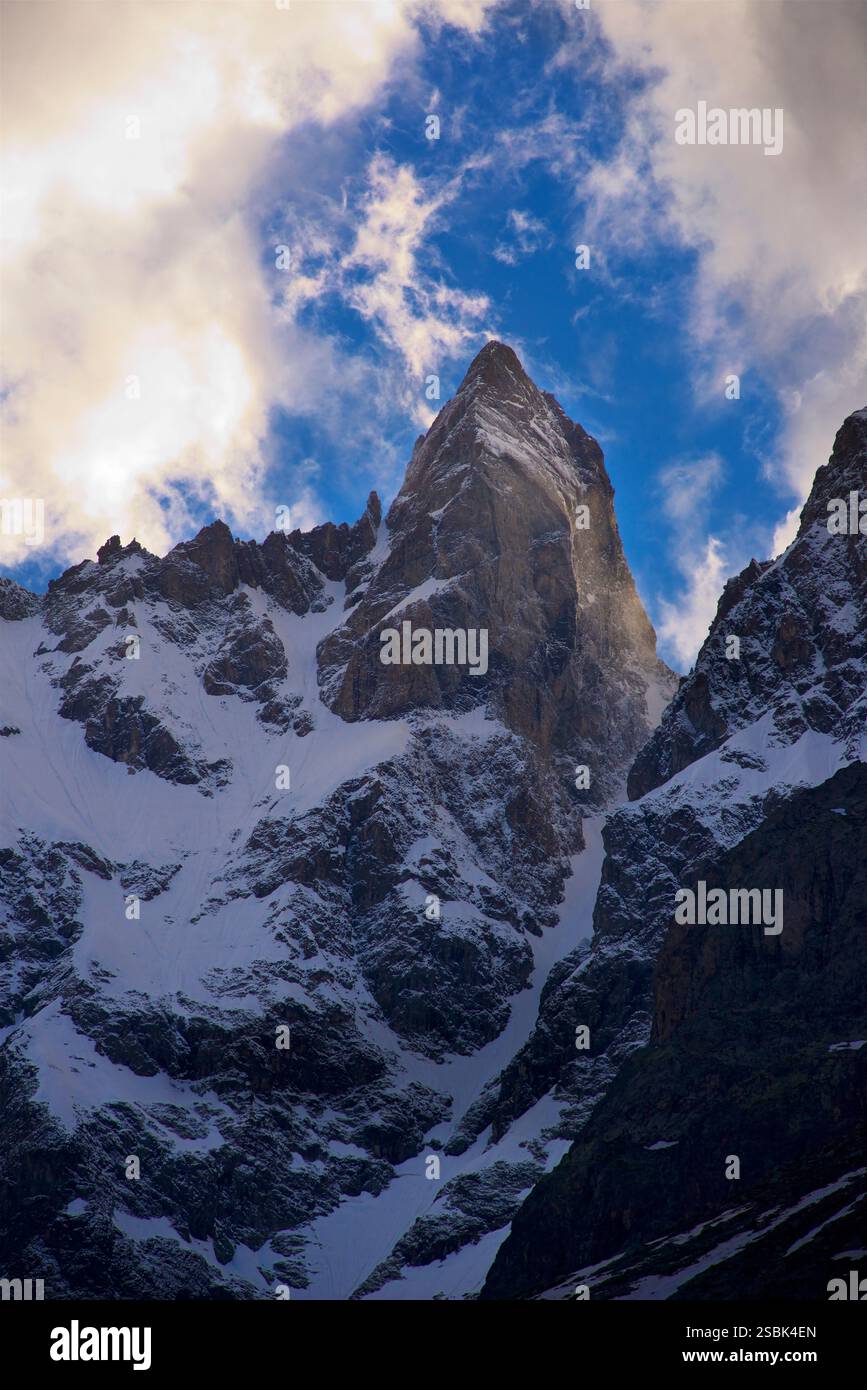 Le Fifre - ein Gipfel im Ecrins-Massiv, Dauphiné-Alpen, Frankreich. Es ist der höchste Gipfel der Dauphiné-Alpen, das Foto vom Pré de Madame Carle bei Ailefroide bietet einen markanten Blick auf diesen Gipfel. Die zerklüftete, felsige Struktur in Kombination mit den umliegenden schneebedeckten Gebieten ist charakteristisch für La Barre Desécrins und ist somit ein bekannter Anblick in der Region. Stockfoto