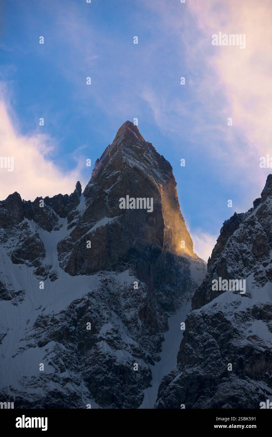 Le Fifre - ein Gipfel im Ecrins-Massiv, Dauphiné-Alpen, Frankreich. Es ist der höchste Gipfel der Dauphiné-Alpen, das Foto vom Pré de Madame Carle bei Ailefroide bietet einen markanten Blick auf diesen Gipfel. Die zerklüftete, felsige Struktur in Kombination mit den umliegenden schneebedeckten Gebieten ist charakteristisch für La Barre Desécrins und ist somit ein bekannter Anblick in der Region. Stockfoto