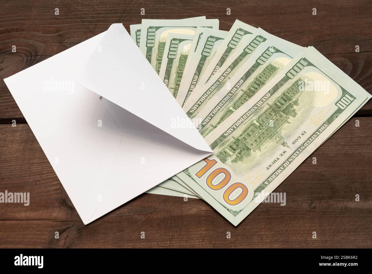 Geld in einem Umschlag symbolisiert geheime Zahlungen, Ersparnisse oder Geldtransfers Stockfoto