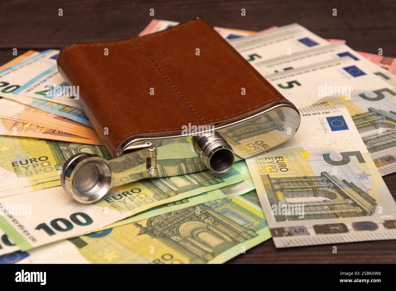 Der Kolben und die Euro-Rechnungen sind eine Metapher für persönliche Probleme und finanzielle Abhängigkeit Stockfoto