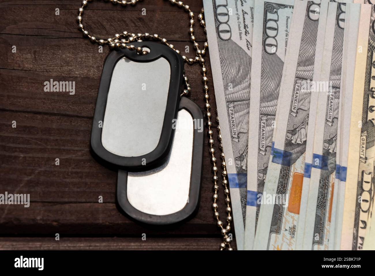 Die Marke des Militärs unter den US-Banknoten spiegelt die Verbindung zwischen Militär und Finanzen wider Stockfoto