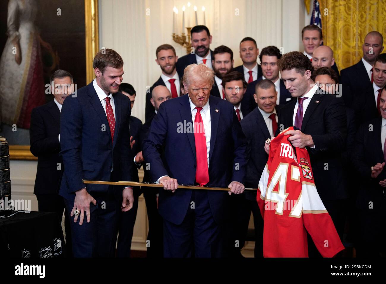 Washington, Usa. Februar 2025. Präsident Donald Trump wird von Aleksander Barkov und Matthew Tkachuk vom Hockeyteam Florida Panthers NHL mit einem Stab und einem Trikot präsentiert, um am 3. Februar 2025 im Weißen Haus in Washington ihren Stanley Cup-Sieg 2024 zu feiern. Foto: Yuri Gripas/ABACAPRESS. COM Credit: Abaca Press/Alamy Live News Stockfoto