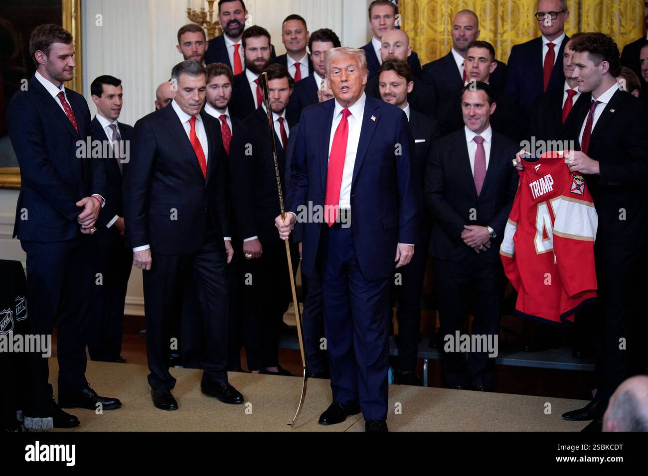 Washington, Usa. Februar 2025. Präsident Donald Trump wird von Aleksander Barkov und Matthew Tkachuk vom Hockeyteam Florida Panthers NHL mit einem Stab und einem Trikot präsentiert, um am 3. Februar 2025 im Weißen Haus in Washington ihren Stanley Cup-Sieg 2024 zu feiern. Foto: Yuri Gripas/ABACAPRESS. COM Credit: Abaca Press/Alamy Live News Stockfoto
