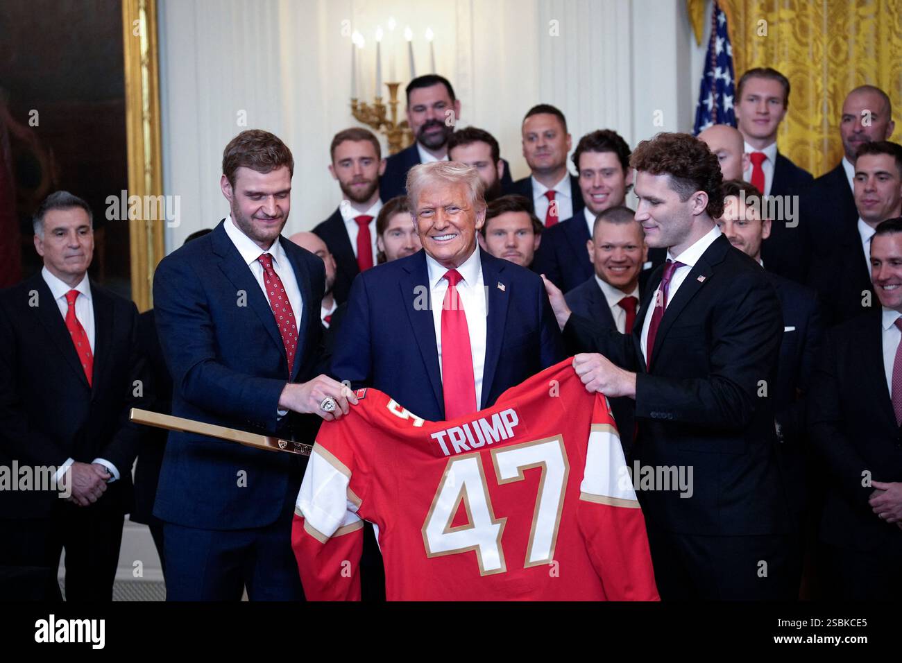 Washington, Usa. Februar 2025. Präsident Donald Trump wird von Aleksander Barkov und Matthew Tkachuk vom Hockeyteam Florida Panthers NHL mit einem Stab und einem Trikot präsentiert, um am 3. Februar 2025 im Weißen Haus in Washington ihren Stanley Cup-Sieg 2024 zu feiern. Foto: Yuri Gripas/ABACAPRESS. COM Credit: Abaca Press/Alamy Live News Stockfoto