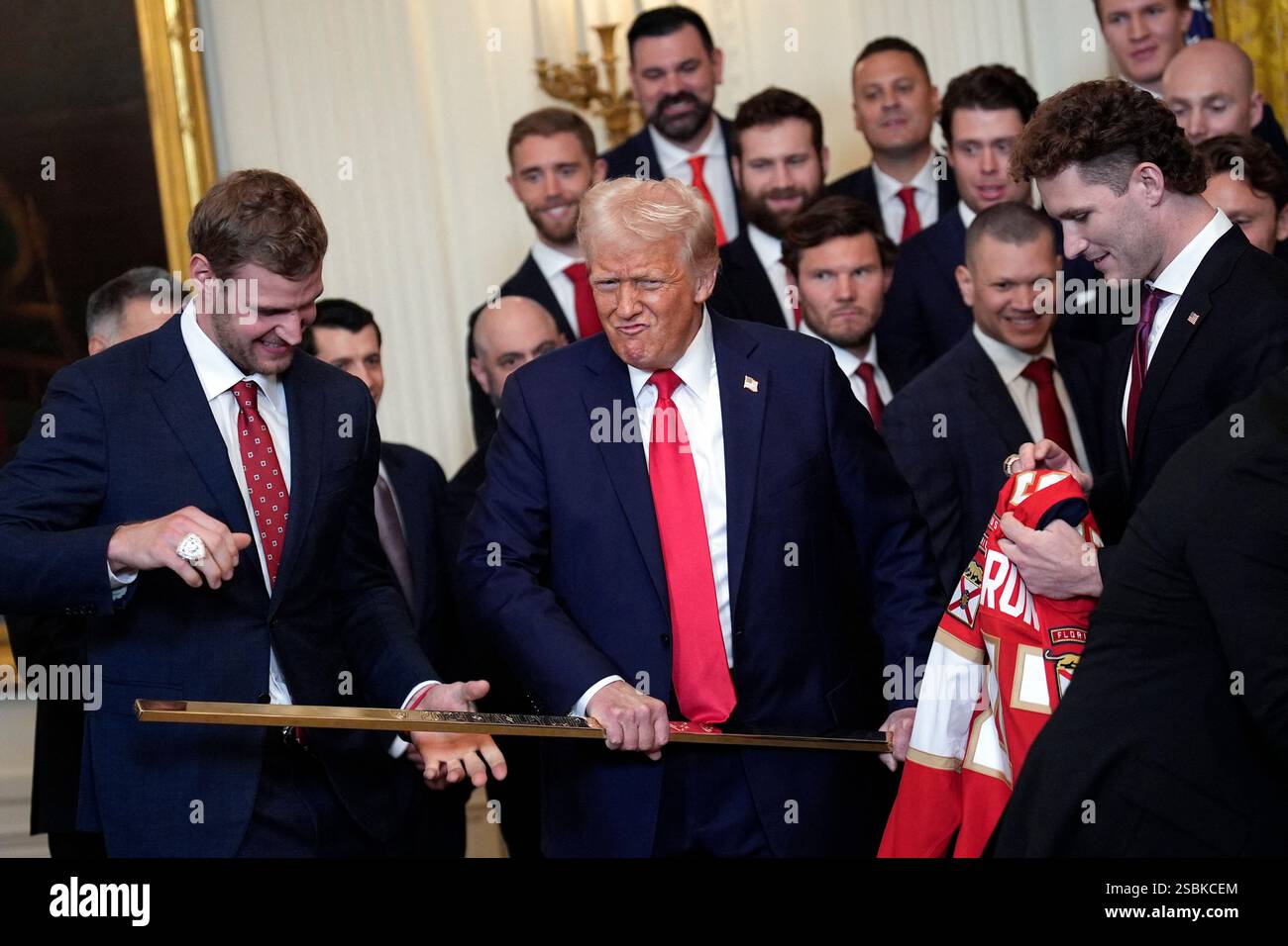 Washington, Usa. Februar 2025. Präsident Donald Trump wird von Aleksander Barkov und Matthew Tkachuk vom Hockeyteam Florida Panthers NHL mit einem Stab und einem Trikot präsentiert, um am 3. Februar 2025 im Weißen Haus in Washington ihren Stanley Cup-Sieg 2024 zu feiern. Foto: Yuri Gripas/ABACAPRESS. COM Credit: Abaca Press/Alamy Live News Stockfoto