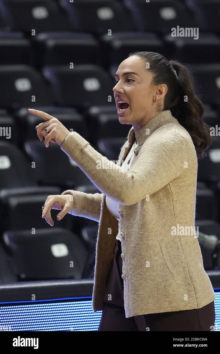 SPARTANBURG, SC - JANUARY 30: Chattanooga Mocs head coach Deandra Schirmer during a women's college basketball game between the Chattanooga Mocs and the Wofford Terriers on January 30, 2025 at Jerry Richardson Indoor Stadium in Spartanburg, S.C. (Photo by John Byrum/Icon Sportswire) (Icon Sportswire via AP Images) Stockfoto