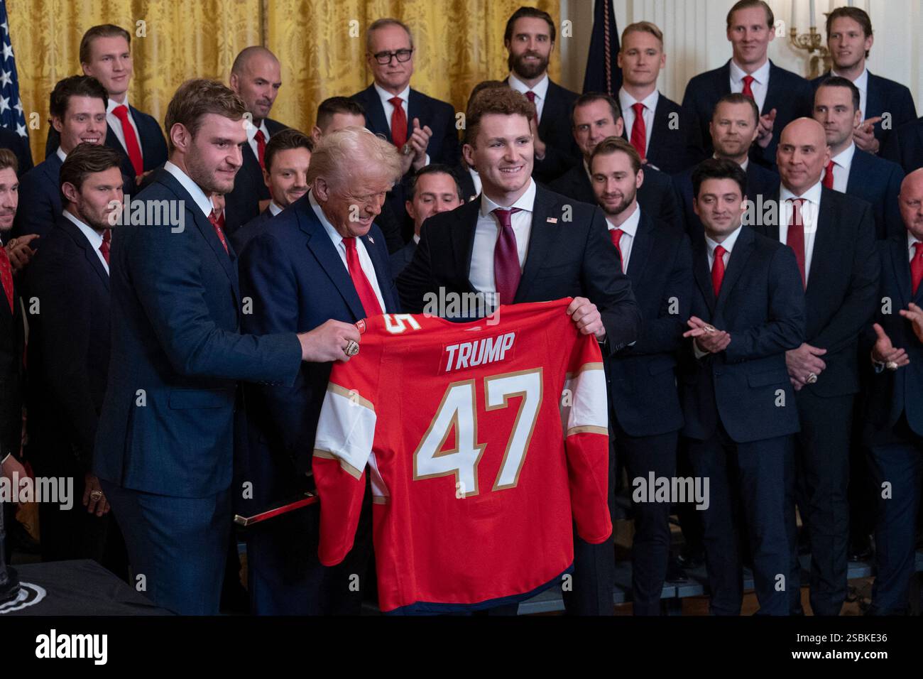 Washington, Usa. Februar 2025. US-Präsident Donald J Trump erhält vom Mannschaftskapitän Aleksander Barkov (L) und dem Flügelspieler Matthew Tkachuk vom Stanley Cup der National Hockey League, der die Florida Panthers im Weißen Haus in Washington, DC, gewann, 3. Februar 2025 einen vergoldeten Hockeyschläger und ein Mannschaftstrikot. Credit: Chris Kleponis/Pool via CNP Credit: Abaca Press/Alamy Live News Stockfoto