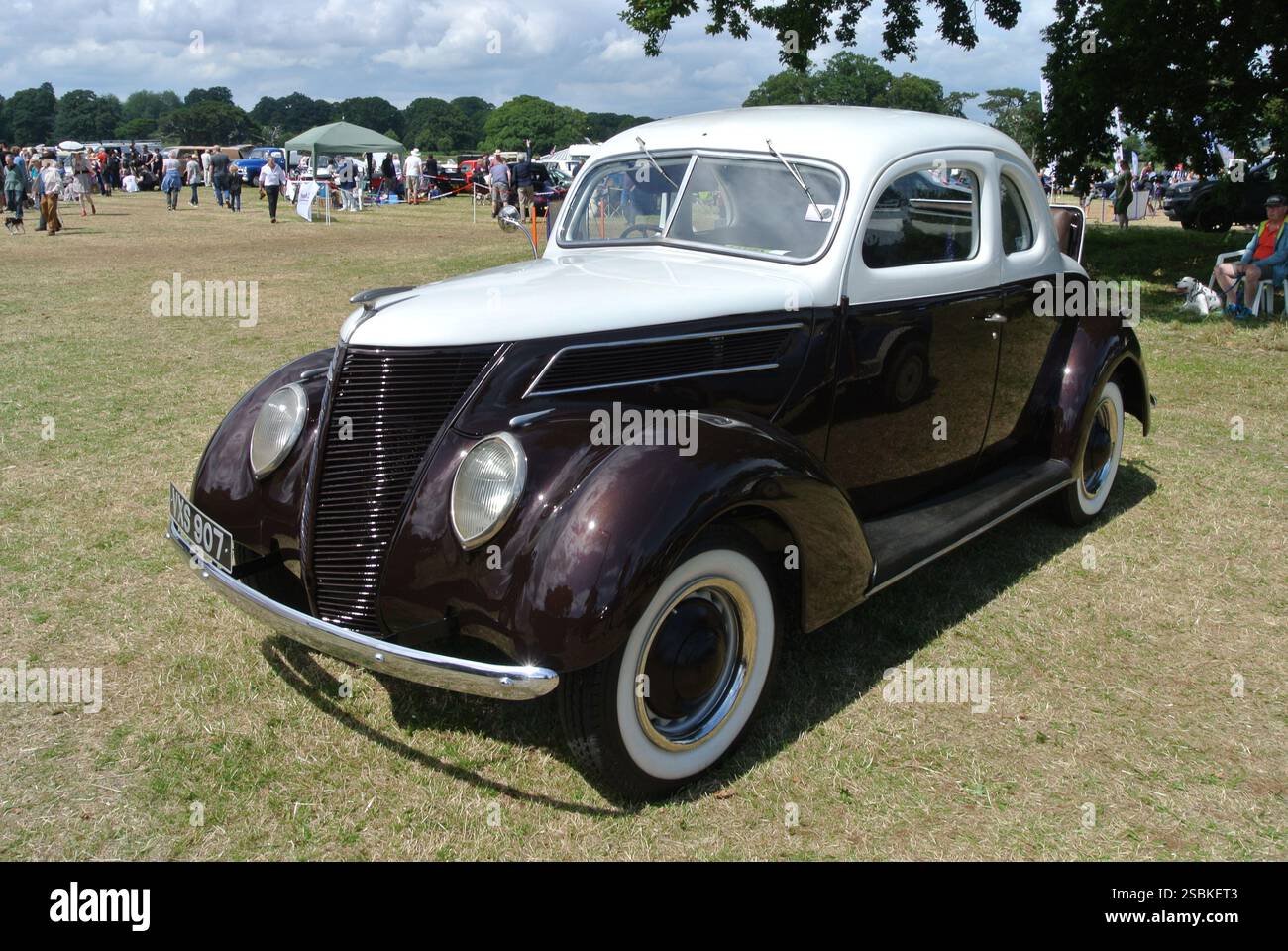 Ein klassischer amerikanischer Ford-Wagen aus dem Jahr 1937, der auf der 49. Historic Vehicle Gathering in Powderham, Devon, England, Großbritannien, ausgestellt wurde. Stockfoto