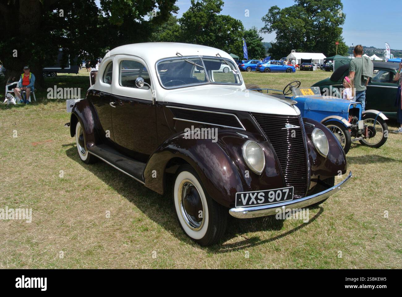 Ein klassischer amerikanischer Ford-Wagen aus dem Jahr 1937, der auf der 49. Historic Vehicle Gathering in Powderham, Devon, England, Großbritannien, ausgestellt wurde. Stockfoto