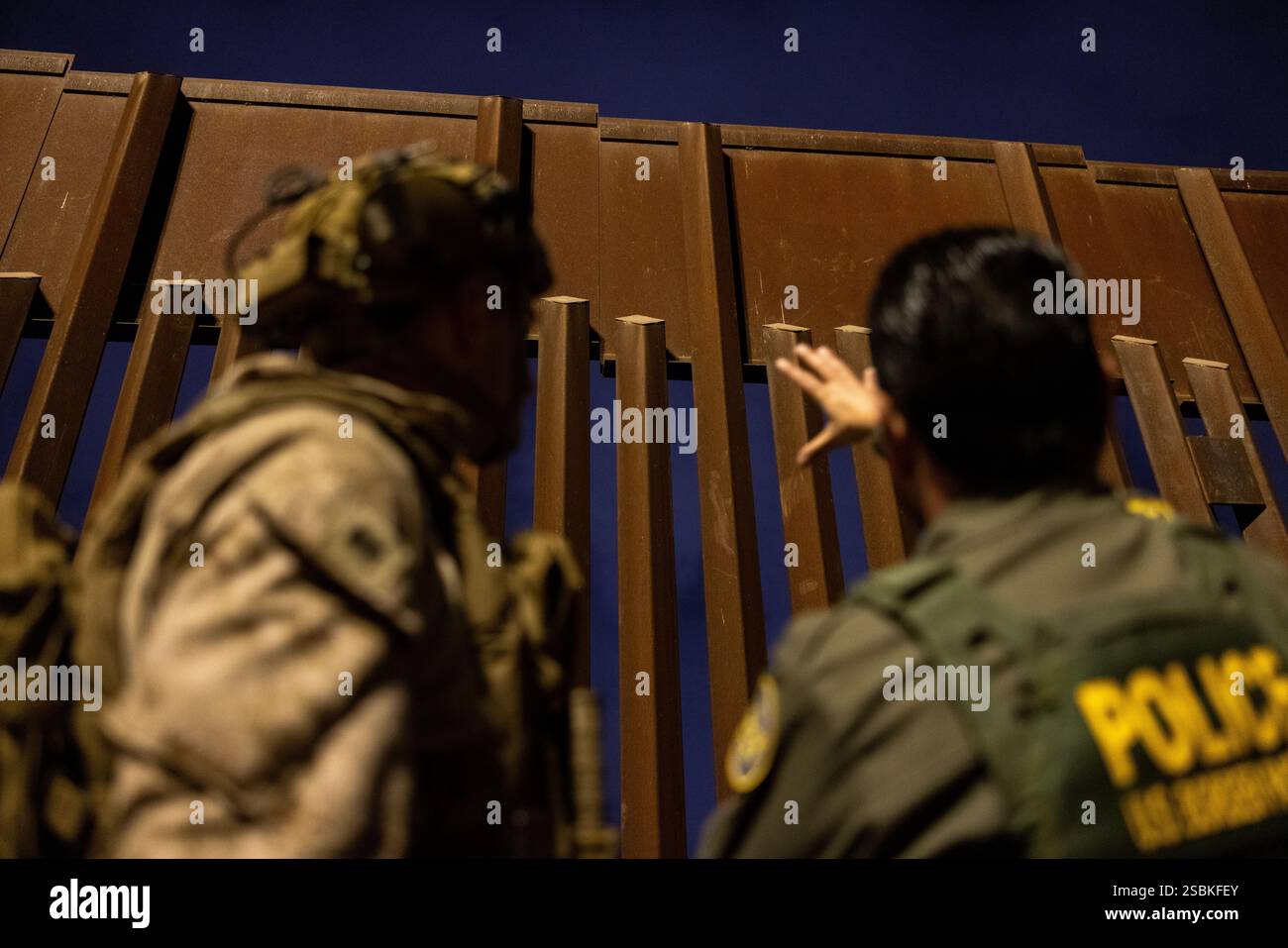 Ein U.S. Customs and Border Protection und ein U.S. Marine mit dem 1st Combat Engineer Bataillon, 1st Marine Division, diskutieren die südliche Grenzschutzbarriere bei San Ysidro, Kalifornien, am 25. Januar 2025. Das U.S. Northern Command arbeitet mit dem Department of Homeland Security zusammen, um temporäre physische Barrieren zu errichten, um zusätzliche Sicherheit zu schaffen, die illegale Grenzübertritte einschränken wird. (Foto des U.S. Marine Corps von Sgt. Kyle Chan) Stockfoto