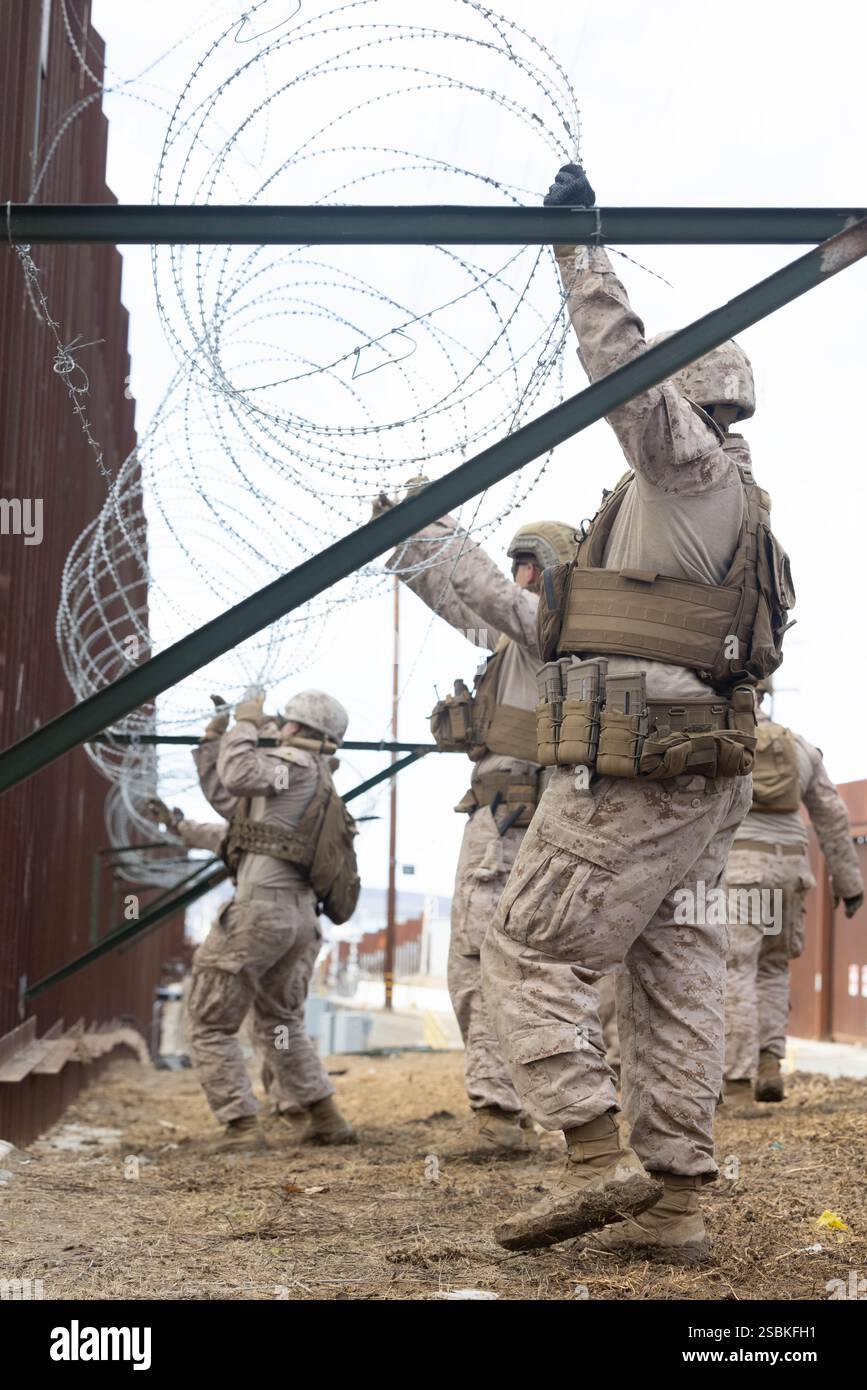 Die US-Marines mit dem 1. Kampfingenieur-Bataillon, 1. Marine-Division, setzen am 27. Januar 2025 Contina-Draht entlang der südlichen Grenzmauer in der Nähe von San Ysidro, Kalifornien, ein. Das U.S. Northern Command arbeitet mit dem Department of Homeland Security zusammen, um physische Barrieren zu errichten, um zusätzliche Sicherheit zu schaffen, die illegale Grenzübertritte einschränken wird. (Foto des U.S. Marine Corps von Lance CPL. Caleb Goodwin) Stockfoto