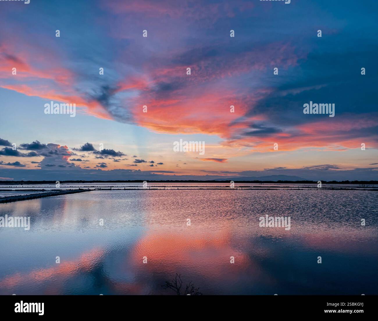 Sonnenaufgang über dem See - Smartphone-aufgenommenes Stockfoto