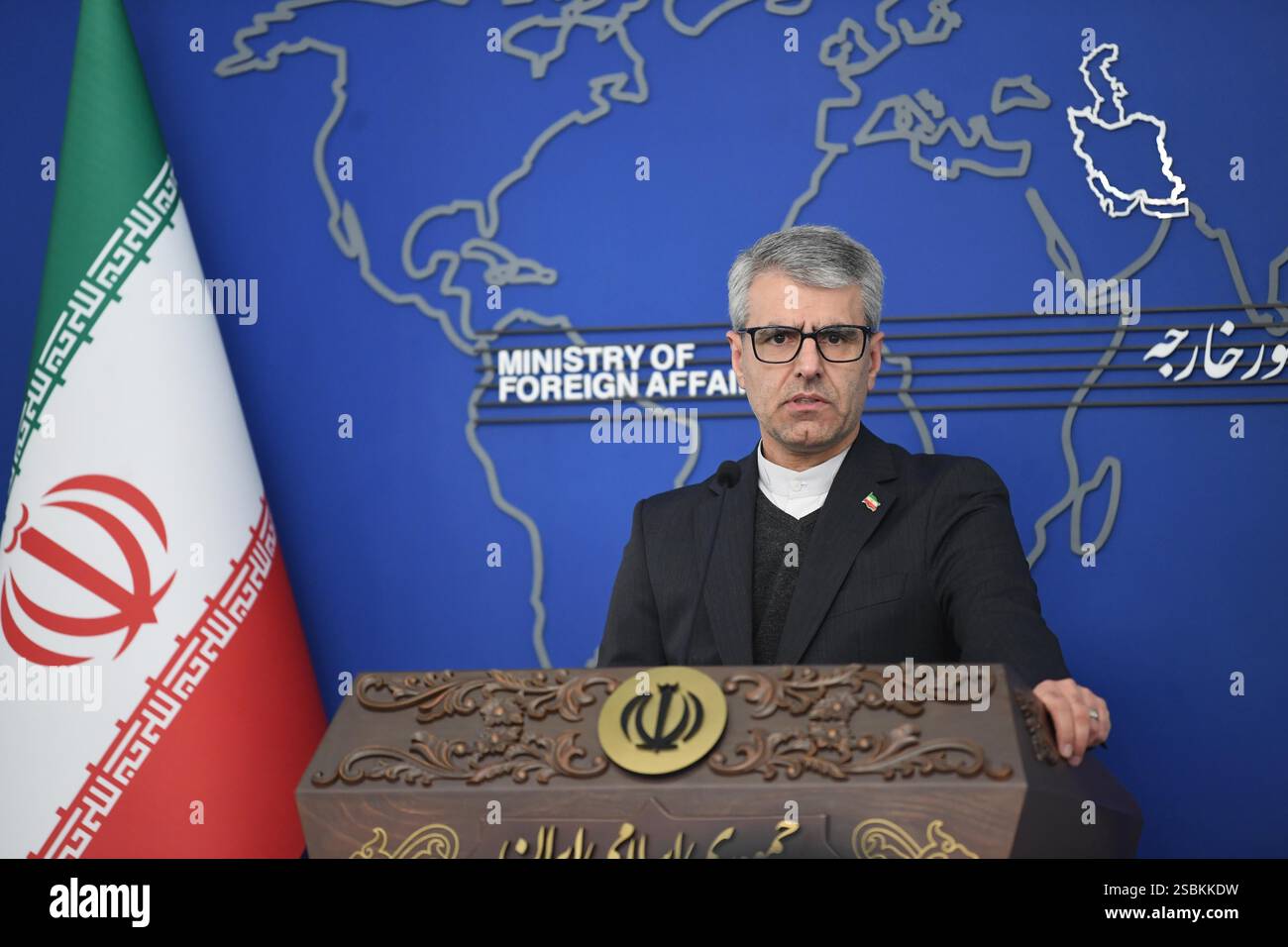 Teheran, Iran. Februar 2025. Esmaeil Baghaei, Sprecher des iranischen Außenministeriums, spricht am 3. Februar 2025 auf einer Pressekonferenz in Teheran, Iran. Baghaei sagte am Montag, das Land unterstütze jede Regierung, die vom syrischen Volk unterstützt wird. Quelle: Shadati/Xinhua/Alamy Live News Stockfoto
