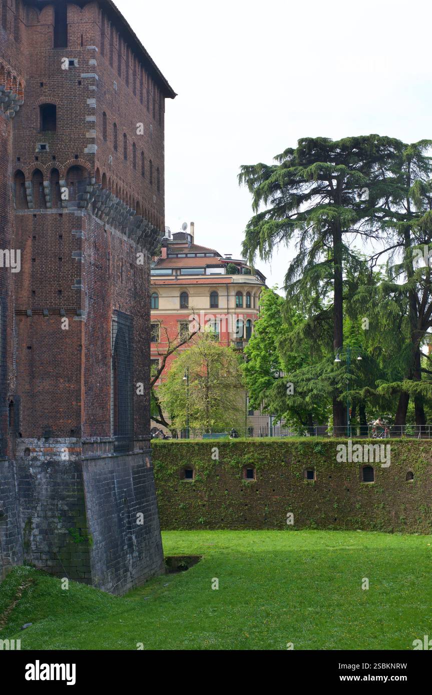 Boase eines Mauerwerks im grasgesäumten Graben um Castello Sforzesco. Schloss Sforza, Mailand, Italien. Stockfoto