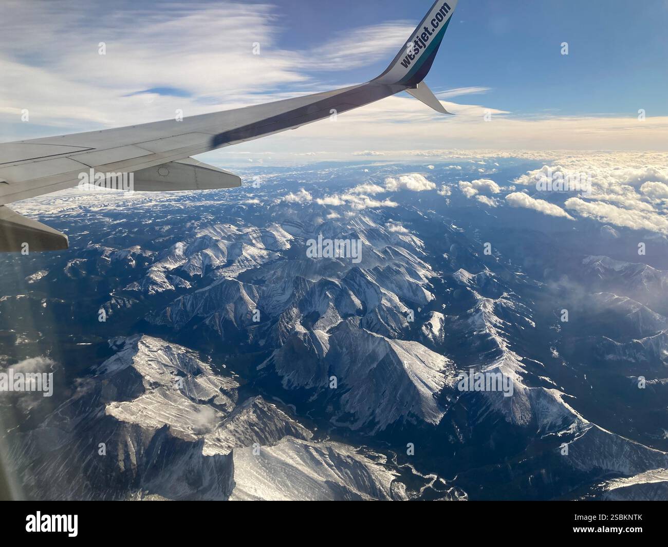 Blick auf die kanadischen Rocky Mountains von einer WestJet Boeing 737 Stockfoto