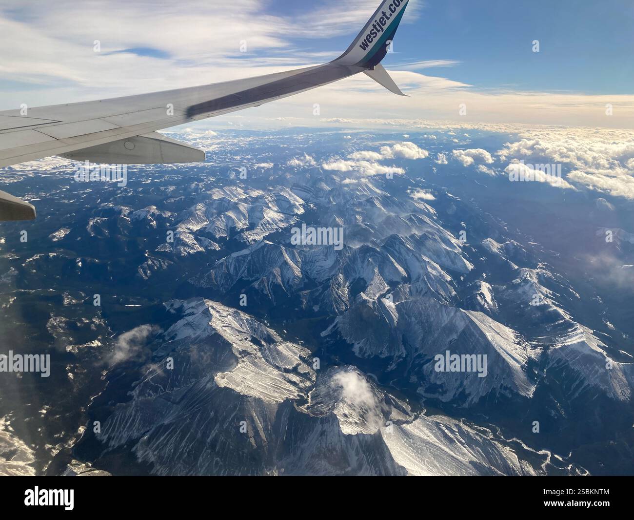 Blick auf die kanadischen Rocky Mountains von einer WestJet Boeing 737 Stockfoto