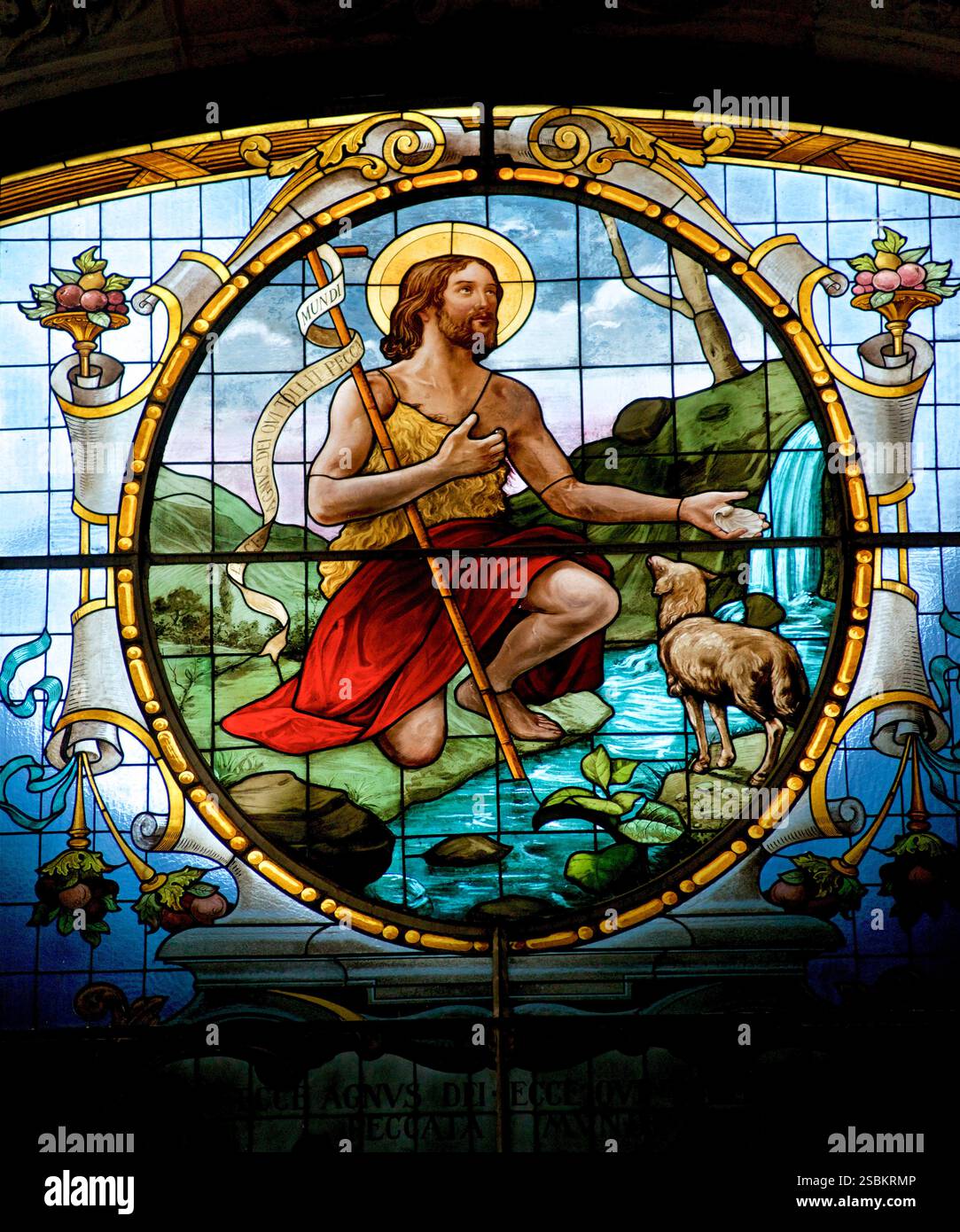 Kathedrale Von Busto Arsizio. Busto Arsizio, Varese, Lombardei, Italien. Buntglas von Jesus mit Lamm. Christliche Ikonographie. Stockfoto