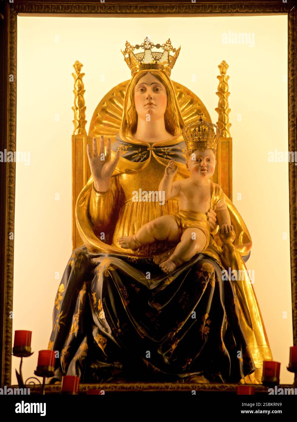 Kathedrale Von Busto Arsizio. Busto Arsizio, Varese, Lombardei, Italien. Altarstatue von Maria und dem Jesuskind. Christliche Ikonographie. Stockfoto