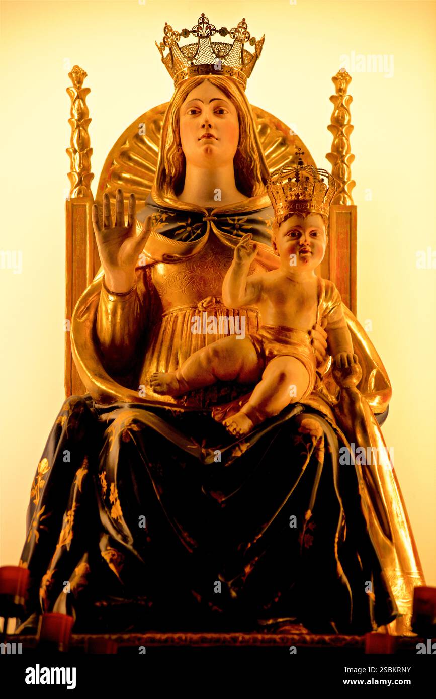 Kathedrale Von Busto Arsizio. Busto Arsizio, Varese, Lombardei, Italien. Altarstatue von Maria und dem Jesuskind. Christliche Ikonographie. Stockfoto