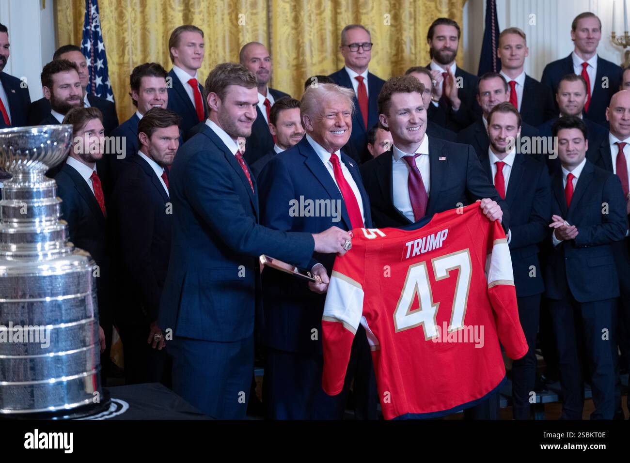 Washington, Vereinigte Staaten Von Amerika. Februar 2025. US-Präsident Donald J Trump erhält einen vergoldeten Hockeyschläger und ein Trikot von Mannschaftskapitän Aleksander Barkov (L) und Flügelspieler Matthew Tkachuk vom National Hockey LeagueÕs Stanley Cup, der am 3. Februar 2025 die Florida Panthers im Weißen Haus in Washington, DC gewann. Credit: Chris Kleponis/Pool/SIPA USA Credit: SIPA USA/Alamy Live News Stockfoto