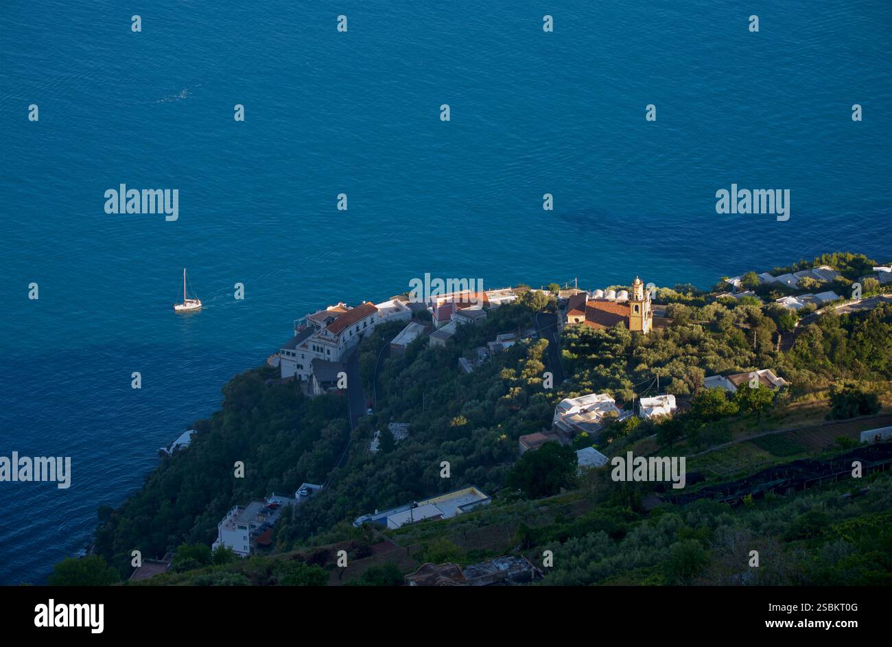 Blick auf die Amalfiküste. Ein Boot vor der Küste im Tyrrhenischen Meer, von Agerola aus gesehen. Agerola ist eine Gemeinde in der Metropolitanstadt Neapel in der italienischen Region Kampanien, etwa 35 km südöstlich von Neapel. Es ist Teil der Amalfiküste. Die Gemeinde Agerola umfasst die Frazioni (Unterteilungen, hauptsächlich Dörfer und Weiler) Bomerano, Campora, Pianillo (Gemeindesitz), Ponte, San Lazzaro, und Santa Maria. Stockfoto