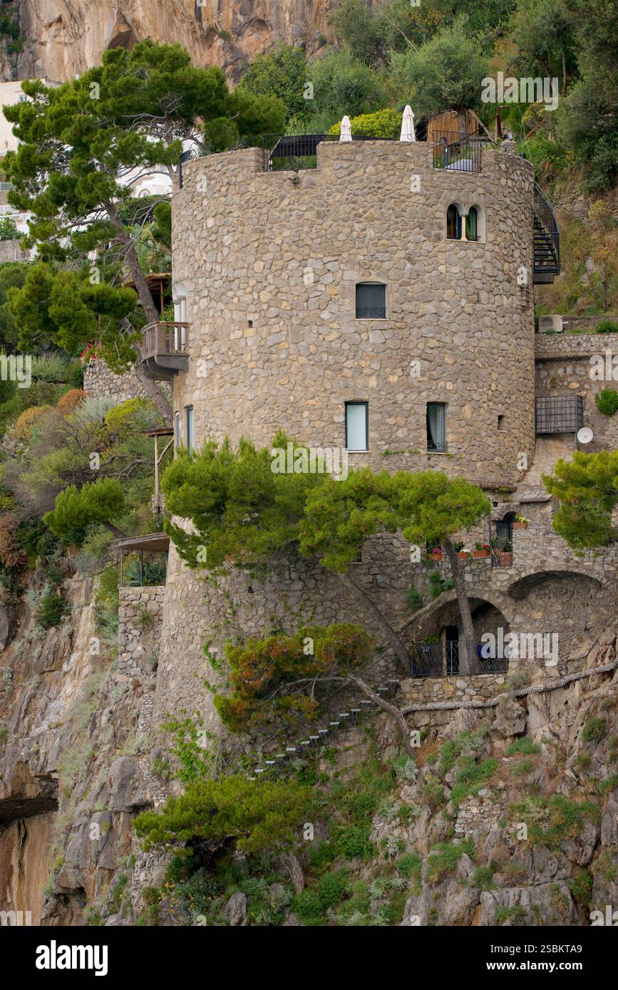 Torre Trasita Positano. Trasita Tower. Ein historischer sarazenenturm, der in eine Luxusvilla umgewandelt wurde. Positano, Kampanien, Italien Stockfoto