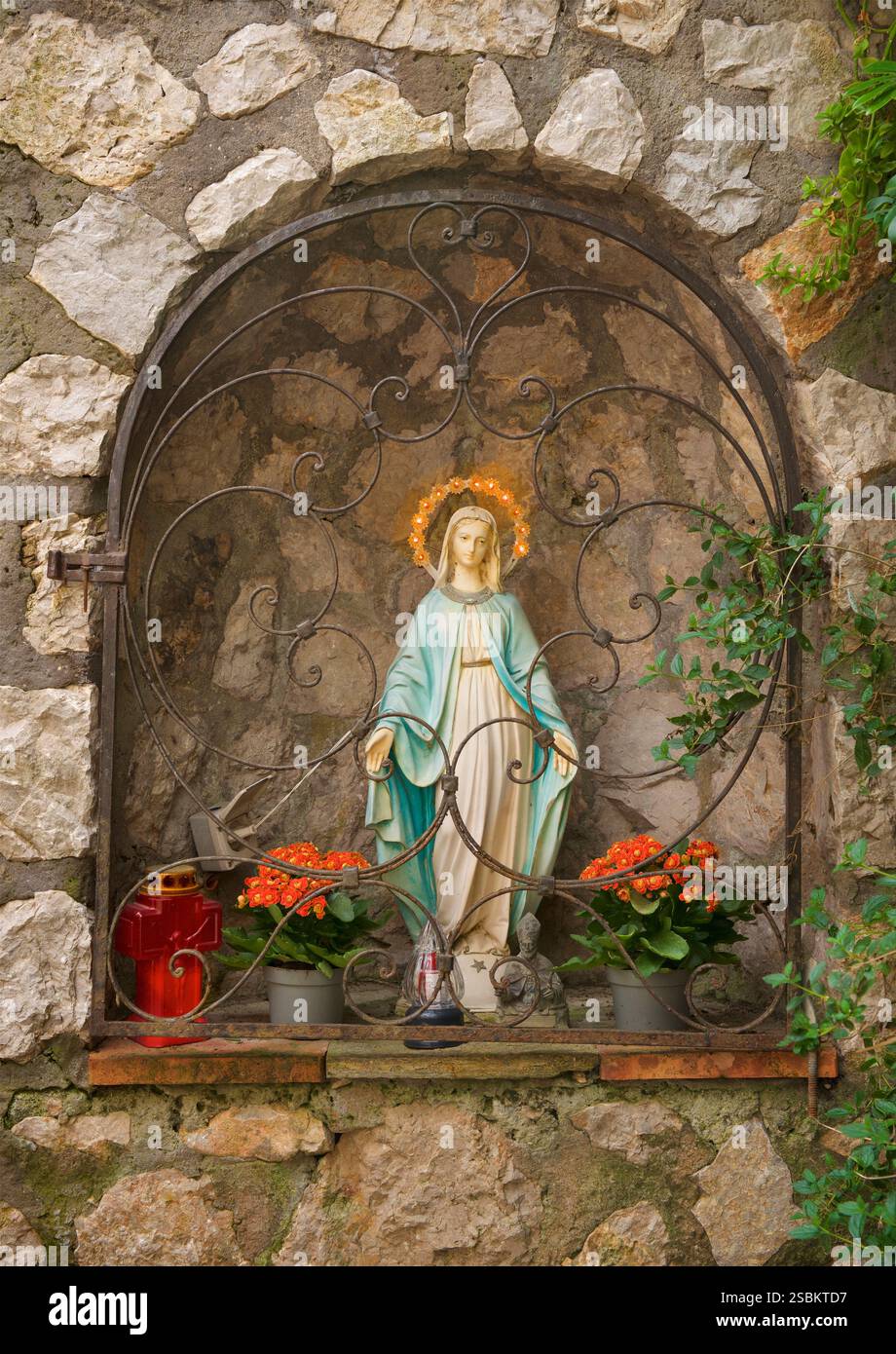 Nische in einer Mauer auf Capri Island mit einer Madonnenstatue. Capri ist eine Insel in der Bucht von Neapel. Christliche IkonographieNIche in einer Mauer auf der Insel Capri mit einer Madonnenstatue. Capri ist eine Insel in der Bucht von Neapel. Christliche Ikonographie Stockfoto