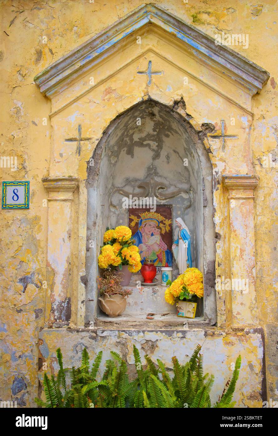 Nische in einer Mauer auf Capri Island mit einer Madonnenstatue. Capri ist eine Insel in der Bucht von Neapel. Christliche Ikonographie Stockfoto