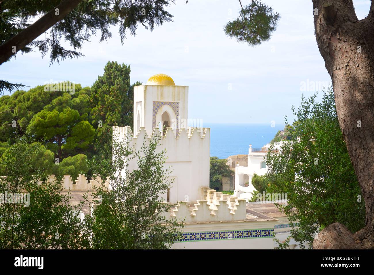 Villa Discopoli, Capri Island, Italien. Villa Discopoli ist eines der schönsten Beispiele der Architektur des 20. Jahrhunderts auf der Insel. Während der CapriÕs Romantik waren hier mehrere Intellektuelle zu Gast: Der Dichter Rainer Maria Rilke war einst hier. Es liegt an der Via Tragara, einer malerischen Straße, die sich durch Luxusvillen und Hotels schlängelt. Capri Island, Italien Stockfoto