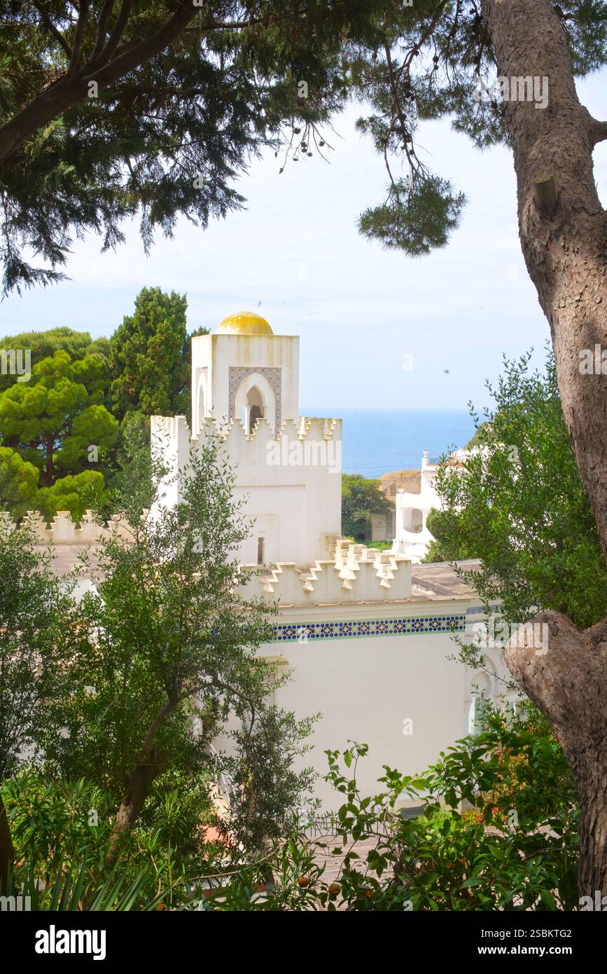 Villa Discopoli, Capri Island, Italien. Villa Discopoli ist eines der schönsten Beispiele der Architektur des 20. Jahrhunderts auf der Insel. Während der CapriÕs Romantik waren hier mehrere Intellektuelle zu Gast: Der Dichter Rainer Maria Rilke war einst hier. Es liegt an der Via Tragara, einer malerischen Straße, die sich durch Luxusvillen und Hotels schlängelt. Capri Island, Italien Stockfoto