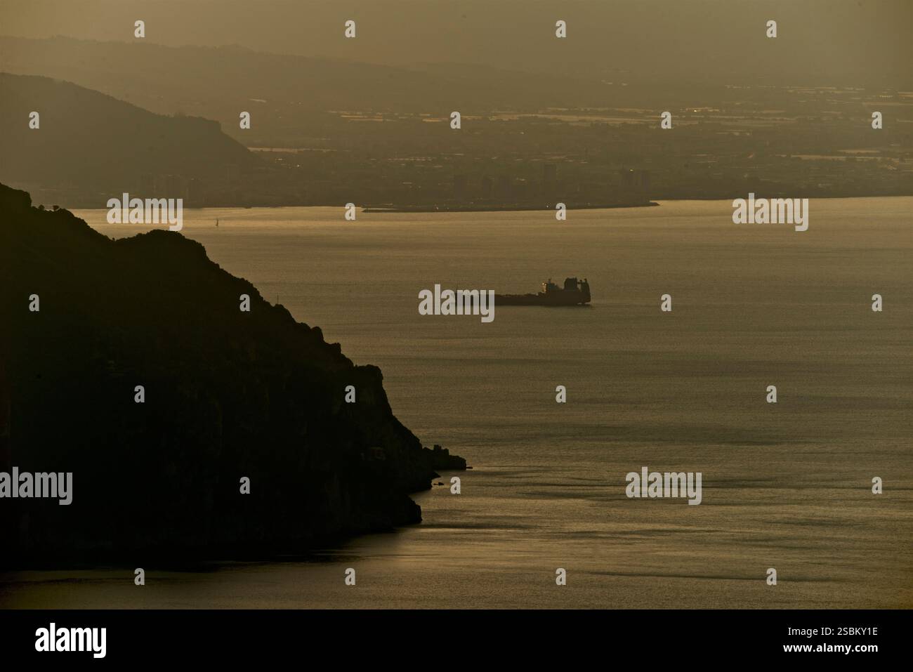 Blick am frühen Morgen von San Lazzaro in Richtung Amalfi, Amalfiküste, Italien. Tyrrhenische See, Mittelmeer. Stockfoto