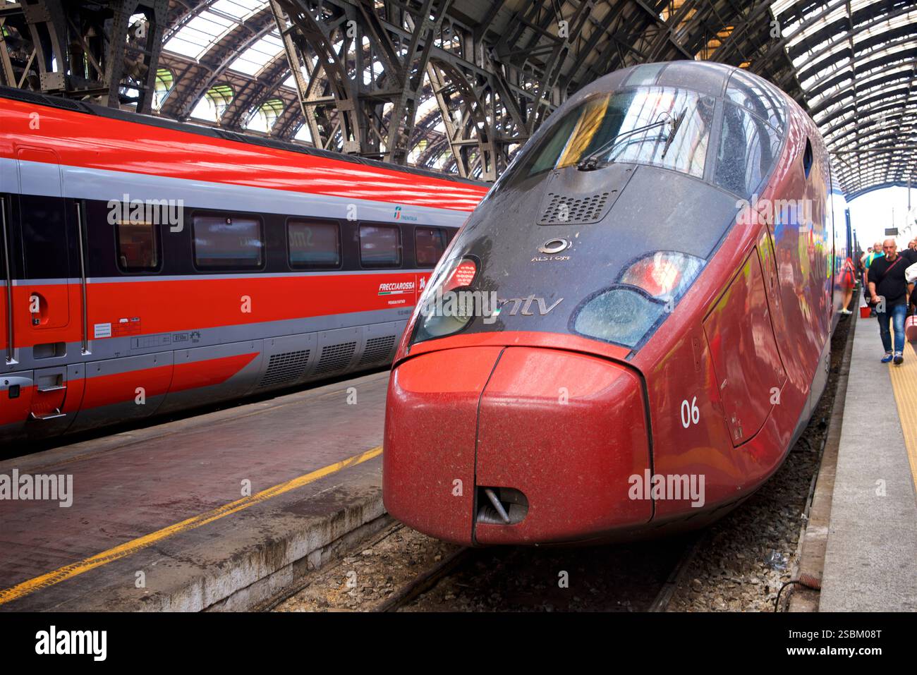 AGV Italo Hochgeschwindigkeitszug in Stazione di Milano Centrale, Mailand, Italien. Italienischer Hochgeschwindigkeitszug NTV im Hauptbahnhof Mailand. Italo - Nuovo Trasporto Viaggiatori S.p.A. (italienisch für „New Travellers“ Transport) ist ein italienisches Eisenbahnunternehmen, das im Bereich des Hochgeschwindigkeitsverkehrs unter dem Markennamen Italo tätig ist. Stockfoto