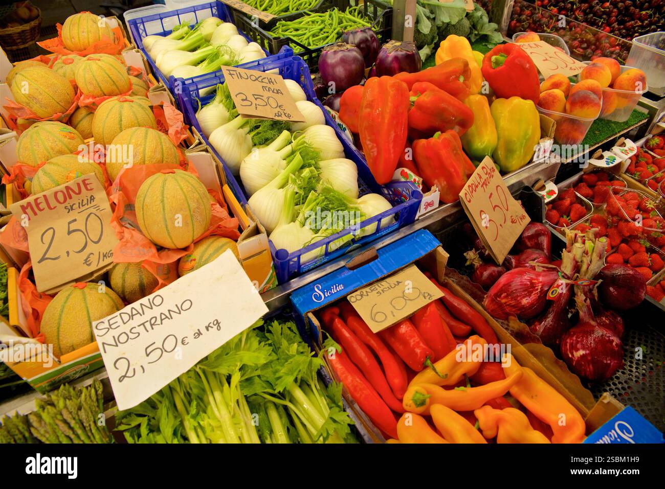Auswahl an Obst und Gemüse zum Verkauf auf dem Markt in Zentral-Turin, Italien. Einschließlich Melonen, Fenchel, Sellerie, Karotten und Paprika Stockfoto
