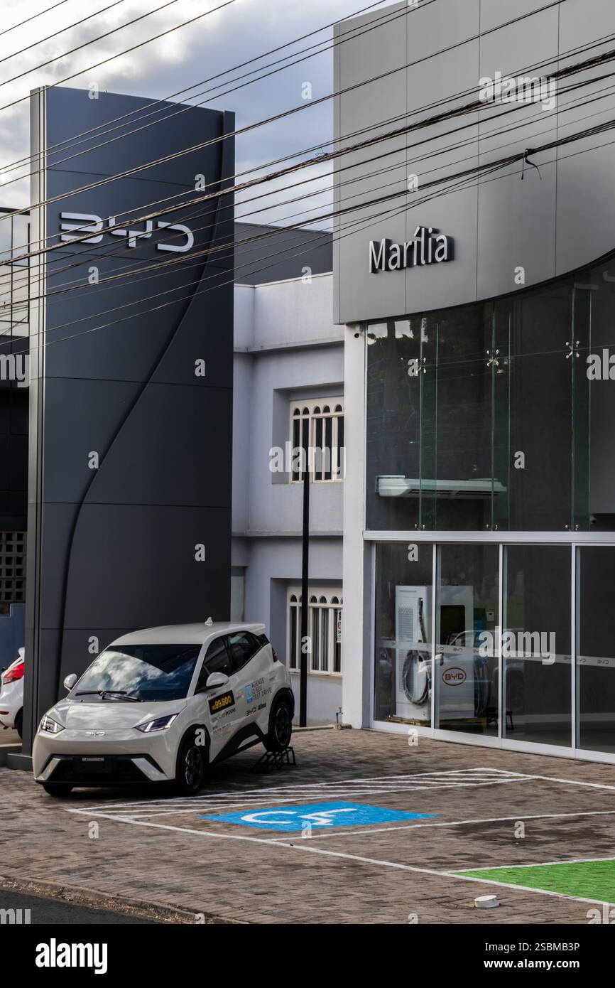 Marilia, SP, Brasilien, 11. Dezember 2024. Fassade des Autohändlers des chinesischen BYD, Building Your Dreams, der Elektro- und Hybridautos verkauft, i Stockfoto